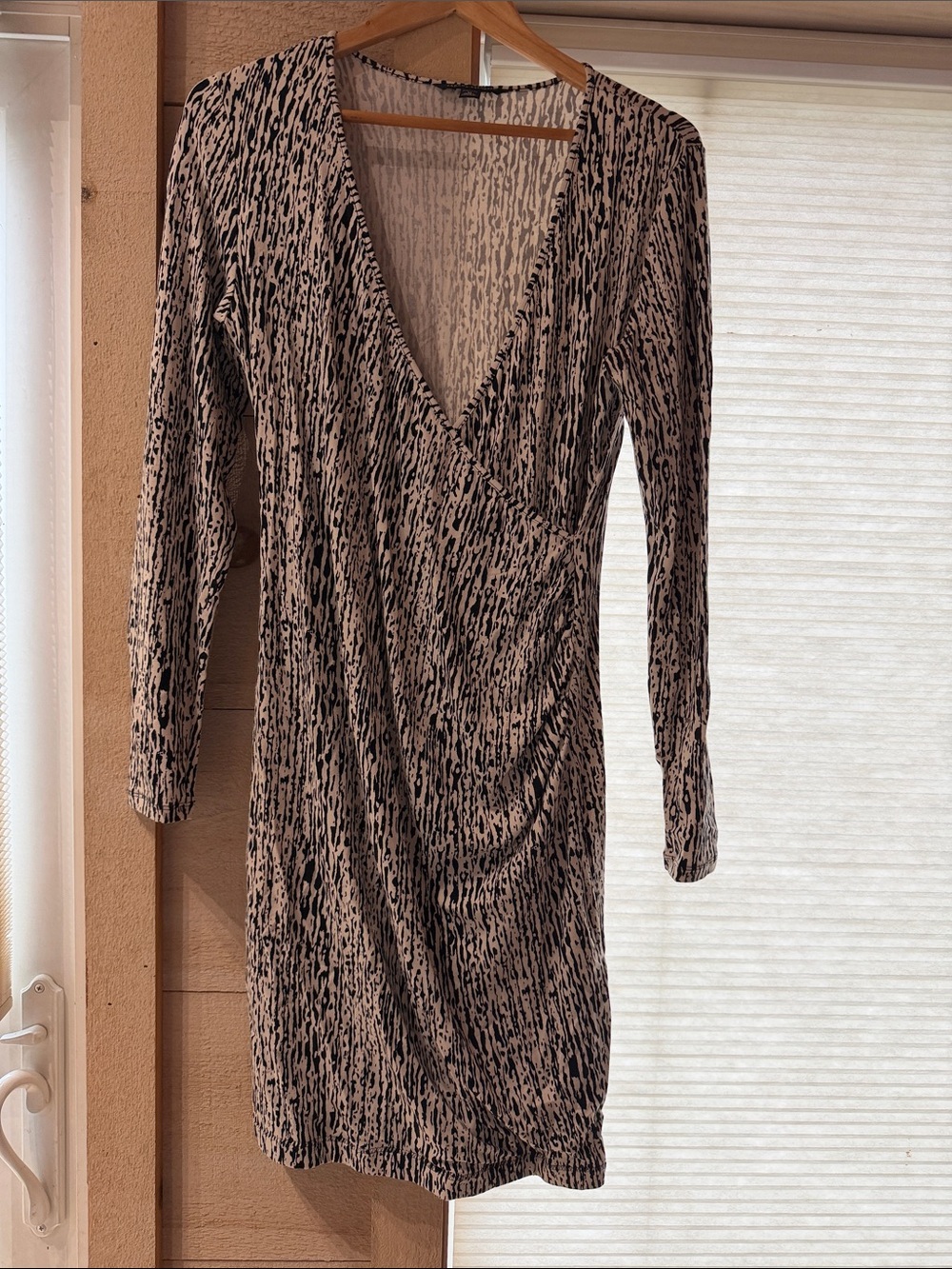 Banana Republic Black and Cream V-Neck Ruched Long Sleeve Dress